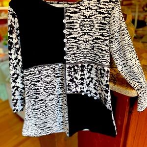 Sharp, geometric, Black/White tunic top. Size Medium